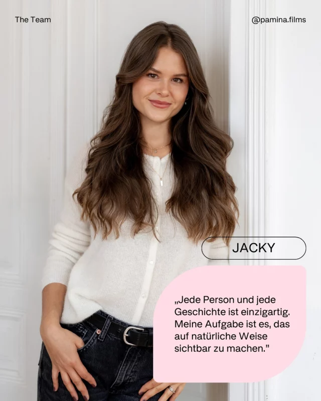 Jacky ist unsere Head of Photography, aber eigentlich ist sie viel mehr als das. 📸

Denn sie bringt nicht nur ihre Kamera mit ans Set, sondern auch gute Stimmung, Energie und ein feines Gespür für Menschen. Sie sorgt dafür, dass man sich vor der Kamera gesehen, verstanden und wohl fühlt.
Gerade für Menschen ohne Kamera-Erfahrung ist das unbezahlbar.

Bei Pamina Films ist sie verantwortlich für alles, was mit Fotografie zu tun hat: Von Portraits über Reportagen bis zu Social Media Content für Unternehmen. Jacky ist nicht einfach „die mit der Kamera”, , sondern denkt mit,
sieht Details, bevor andere sie wahrnehmen und führt mit Feingefühl durchs Shooting. Ihr Gespür für Ästhetik, Komposition und Stimmung zeigt sich in jedem Bild und in der Art, wie sie am Set arbeitet. 🙏✨

Was viele unterschätzen: Gute Fotos entstehen nicht nur durch Technik, sondern durch Vertrauen.
Jacky schafft genau das. Sie macht Vorschläge, ohne zu überfordern. Sie lässt Menschen Raum, sie selbst zu sein und fängt genau das ein.

Und weil wir wissen, dass ein Mensch mehr als nur sein Job ist, hier ein kleiner Blick über den Bildrand:
Jacky liebt...

🧘‍♀️ Pilates
🥙 Gutes Essen (vor allem in Gesellschaft)
🌳 Spaziergänge in der Natur 
⛰️ und das Reisen!

Wer mit Jacky geshootet hat, versteht schnell, warum wir sie so sehr schätzen! Und wenn du bisher noch nicht vor ihrer Kamera gestanden bist, ist vielleicht jetzt der richtige Moment dafür. 💫

#fotografin #photographer #paminafilms #sichtbarkeit #überuns #dasteam #werbeagentur #werbefotos #wien